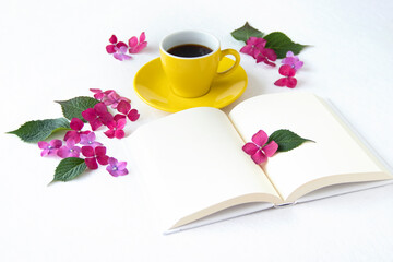 Obraz na płótnie Canvas コーヒーと見開きの本とマゼンタの紫陽花のデザイン