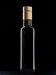 Silueta de botella de aceite en fondo negro