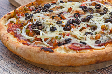 pizza entière sur une table