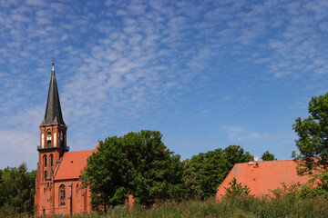 Dorfkirche und Seezeichen; Kirche im Ostseebad Wustrow 