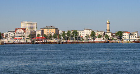Fototapeta premium Ostseebad Warnemünde; Blick von der Ostmole zum Alten Strom mit Leuchtturm