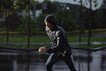 Man jogging under rain, flash light - 440271002
