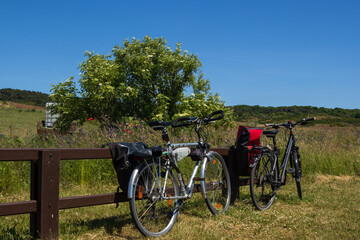 Fahrräder am Feldrand auf der autofreien Insel Hiddensee bei Rügen.