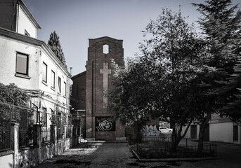 Iglesia y calle abandonada en color desaturado.