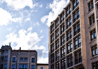 Fachadas de edificio moderno en un día soleado.