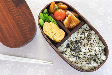 鶏の照り焼き弁当（インゲン、スナップエンドウ、玉子焼き）（1段曲げわっぱ、桜背景）