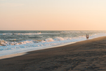 ビーチから見える夕焼け空と太平洋の海