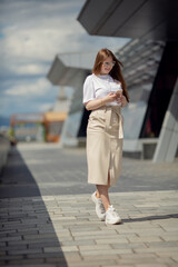 Naklejka premium young cute woman walking in the city
