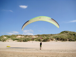 Obraz premium Préparation d'un aéronef pour la pratique de vol libre au dessus des dunes