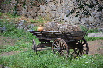 Fototapeta na wymiar Old wooden cart with clay jugs