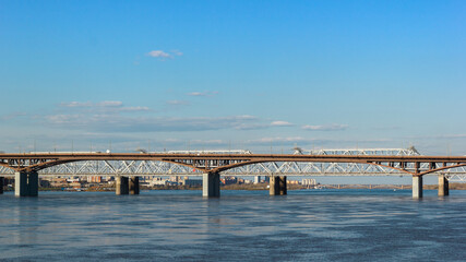 Obraz premium View of two bridges across the river against the backdrop of a beautiful sky
