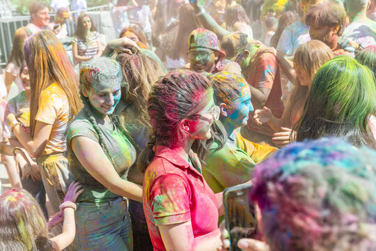 the lots of people in the color fest, colored faces of the peoples, color festival in india