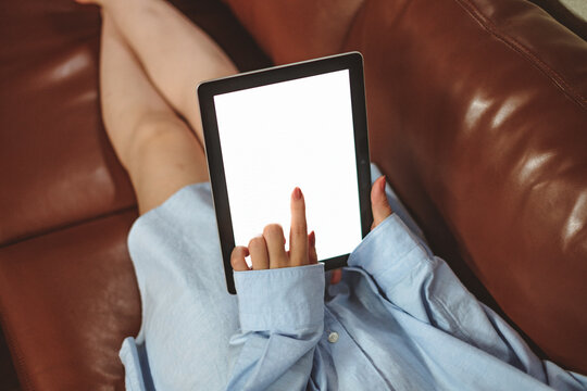ソファでタブレットを触る人