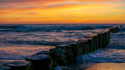 Obraz premium Scenic sunset with breakwater on Baltic Sea