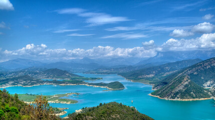Lac de Mediano dans les Pyrénées espagnoles vu depuis la colline de Samitier, Aragon, Espagne