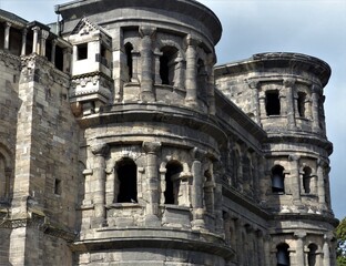 Fototapeta na wymiar Türme der Porta Nigra / Römisches Stadttor in Trier an der Mosel