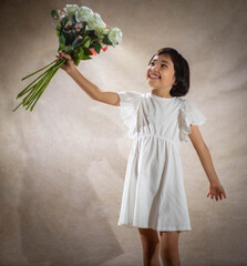 Bella niña asiática vestido blanco con linda sonrisa sujeta ramo de rosas blancas y rojas