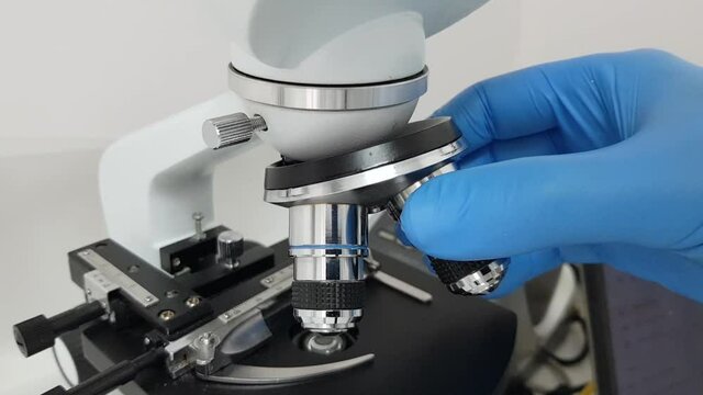 Manipulating the objectives of a microscope