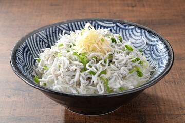 テーブルのしらす丼