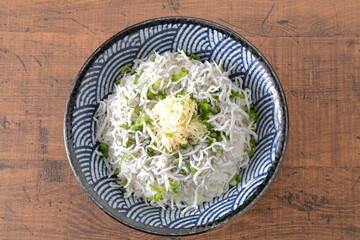 テーブルのしらす丼　ハイアングル　スペース
