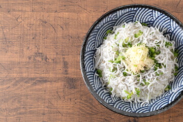 テーブルのしらす丼　ハイアングル　スペース