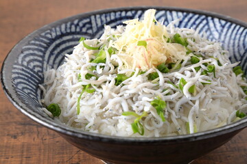 テーブルのしらす丼　クローズアップ
