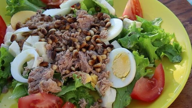 salade compos&eacute;e au thon et l&eacute;gumes