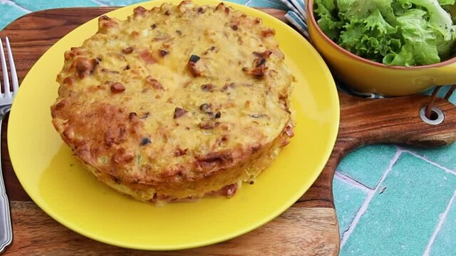 tortilla et salade verte sur une table