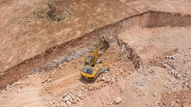 Construcci&oacute;n en M&eacute;xico excavadora tractor removiendo la tierra para construir