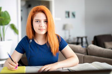 Obraz premium woman reading a book