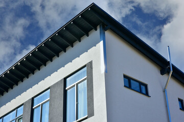 Fassade eines neu gebauten modernen Mehrfamilien-Wohnhauses