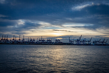 Fototapeta premium Sonnenuntergang im Hamburger Containerhafen
