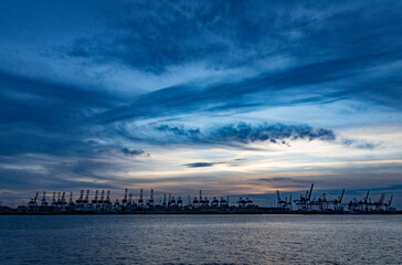 Containerhafen Hamburg am Abend