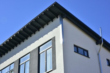 Neu errichtetes Pultdach-Wohnhaus mit Metall-Glas-Balkon und Seitenschutz