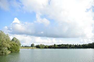 Gros nuage blanc sur l'etang