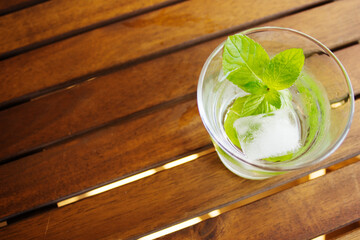 テーブルの上のハーブ水