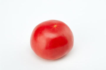  흰 배경 위의 신선하고 맛있는 토마토
