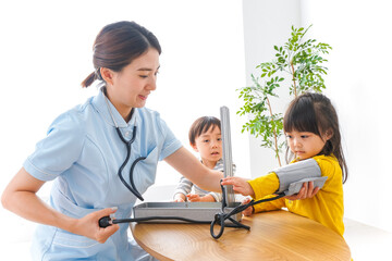 看護師と子どもたち