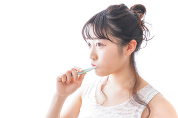 歯磨きをする若い女性