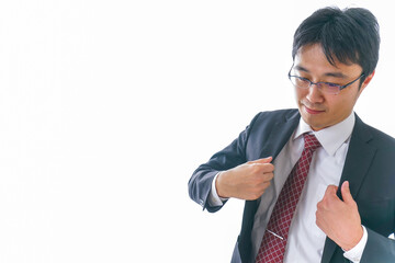 家でスマホを使う若い女性