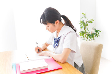 勉強をする学生