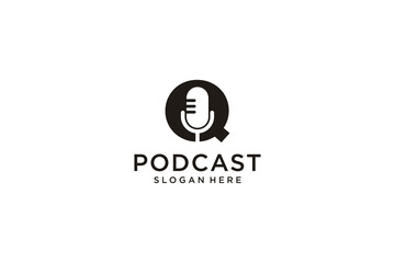 Obraz premium initial letter Q with microphone podcast logo design template