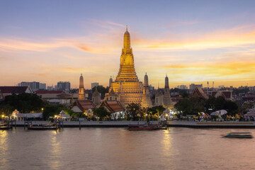 Fototapeta na wymiar Wat Arun (Temple of dawn) and the Chao Phraya River, Bangkok