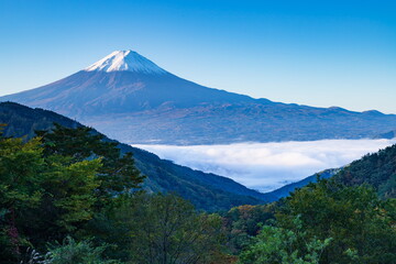 Naklejka na ściany i meble 御坂峠から眺める秋の富士山と雲海に覆われた河口湖　山梨県富士河口湖町にて