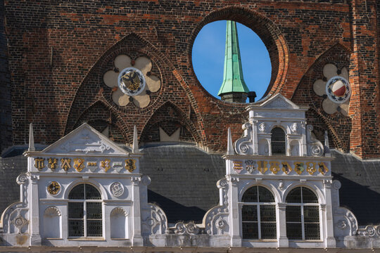 Gotische Schildwand mit wei&szlig;er Laube im Renaissance Stil auf der Marktseite vom L&uuml;becker Rathaus.