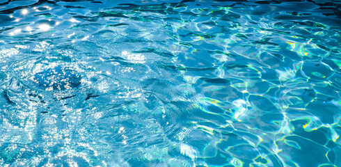 Hintergrund Wasser, Wellen, Pool- Lichtreflektionen am Schwimmbadboden - Sommerfeeling