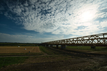 羊雲と芽吹大橋