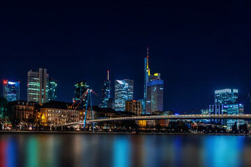 Fototapeta na wymiar Frankfurt Skyline - Wolkenkratzer am Abend