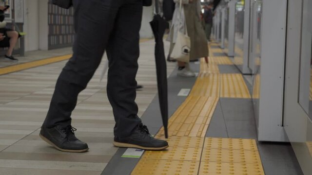 地下鉄　ホームで電車を待つ　電車を降りる　 電車に乗る　日本の光景
