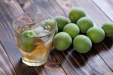 グラスに注いだ手作りの梅酒と青梅